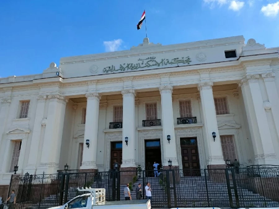 بمنشار وأكياس بلاستيكية داخل مكتب محامٍ بالمنشية.. قاتل طليقته لـ«الجنايات»