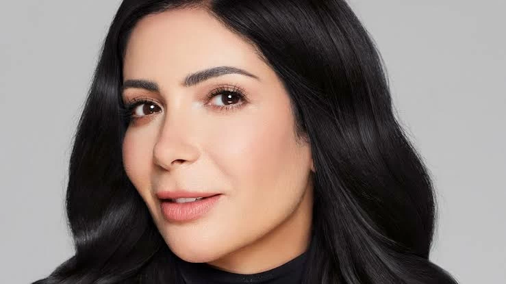 بعد غياب 4 أعوام.. «طالع نازل» يعيد منى زكي للدراما