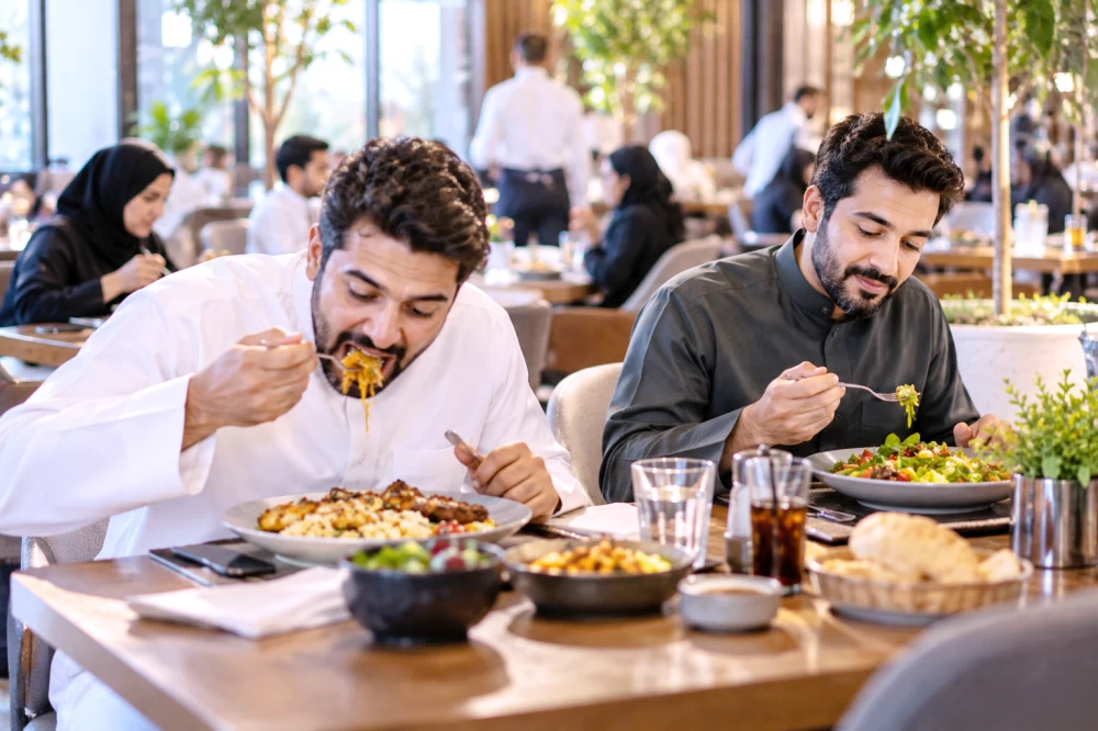 سرعة الأكل.. عادة تربك الشبع والوزن