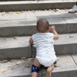 «هو لحق يكبر؟».. رضيع صيني يصعد الجبل بعمر 9 أشهر