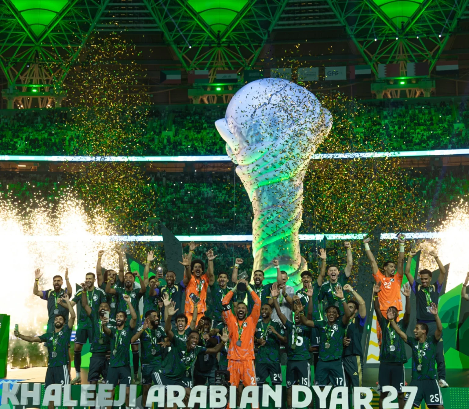من التنافس إلى العناق.. العويس والعقيدي يحتفلان بالذهب
