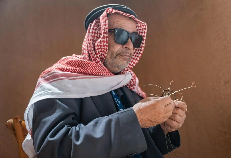 حين تصبح الأصابع عيونًا.. العطيفي ينسج شباك الصقور باللمس والذاكرة