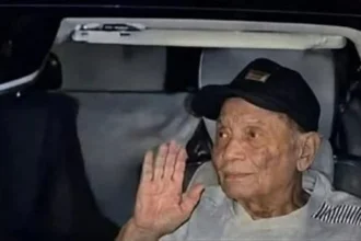 عادل إمام يظهر من داخل سيارة ويلوح لجمهوره.. ما حقيقة الصورة؟