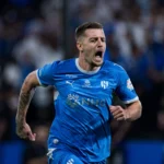 نقطة تفصل الصدارة ..دفاع الاتحاد في وجه هجوم الهلال