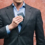 هل يهدد الموبايل قلبك؟.. طبيب يحسم حقيقة وضع الهاتف في الجيب الأيسر