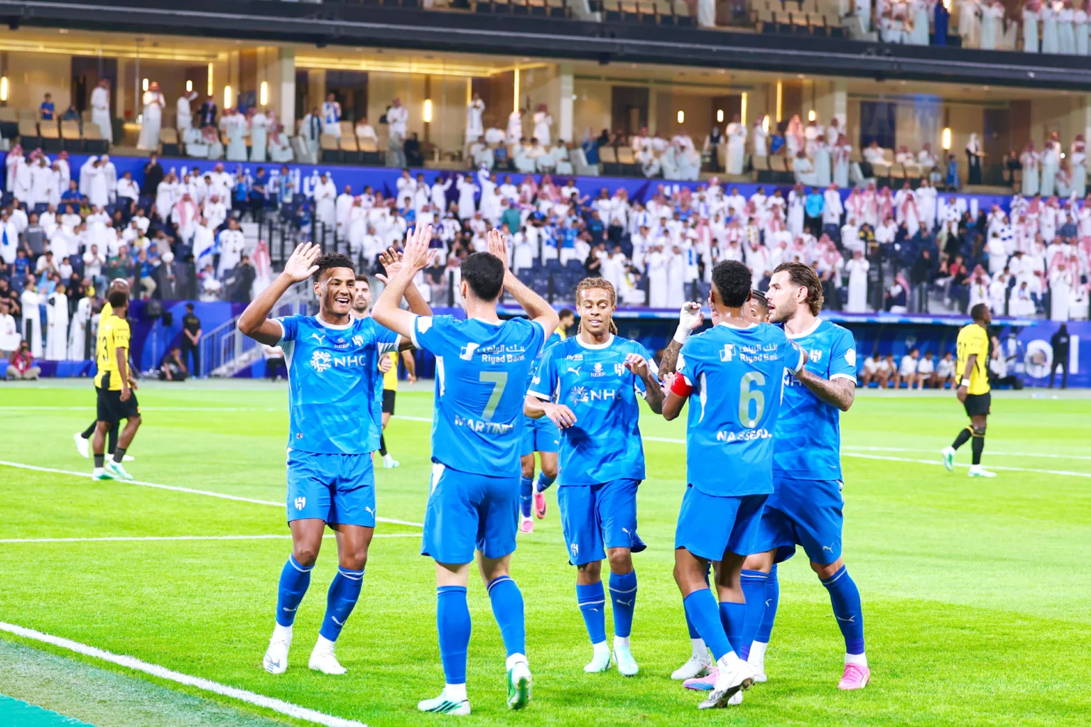 الهلالي في الصدارة.. واﻻتحاد يتجرع الخسارة