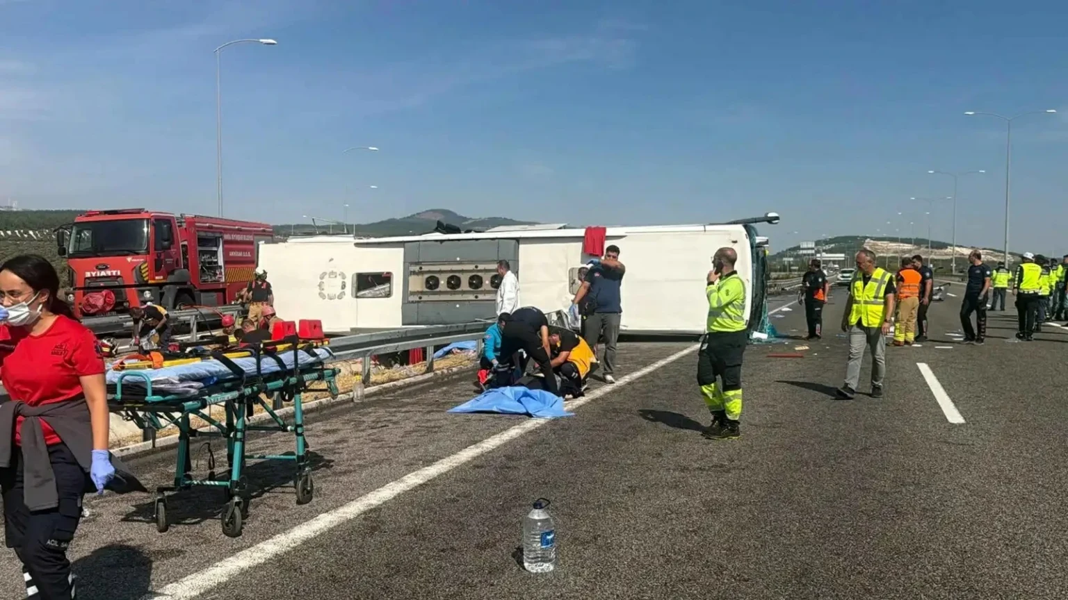 مجزرة على طريق تركي.. 11 قتيلًا و27 مصابًا في انقلاب حافلة
