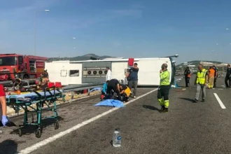 مجزرة على طريق تركي.. 11 قتيلًا و27 مصابًا في انقلاب حافلة