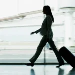 في موقف استثنائي.. قائد طائرة ينزل بنفسه لمساعدة راكبة حامل