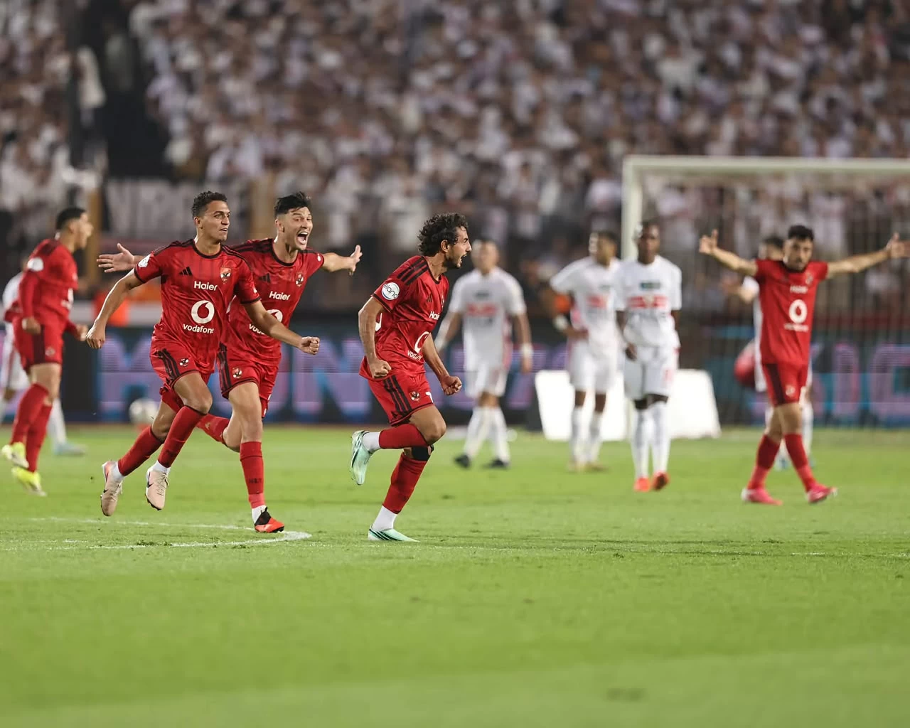 الأهلي يهزم الزمالك.. ويعتلي صدارة الدوري المصري
