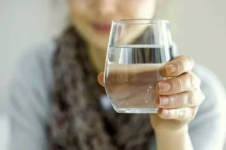 الماء البارد أم الدافئ؟ لماذا نفضّل الأول عندما نشعر بالعطش؟
