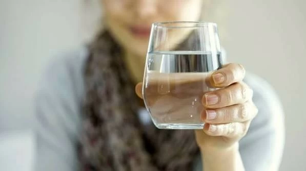 الماء البارد أم الدافئ؟ لماذا نفضّل الأول عندما نشعر بالعطش؟