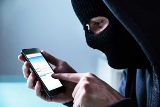 لص يثير الدهشة.. بعد سرقة الهاتف يراسل مالكه طالبًا كلمة المرور!