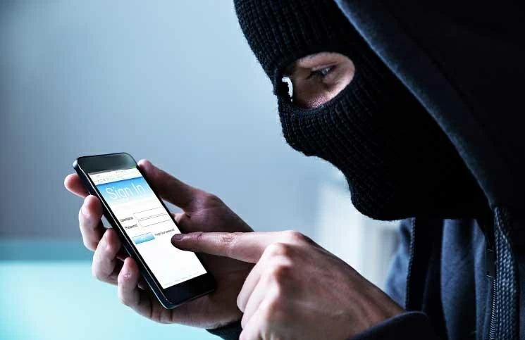 لص يثير الدهشة.. بعد سرقة الهاتف يراسل مالكه طالبًا كلمة المرور!