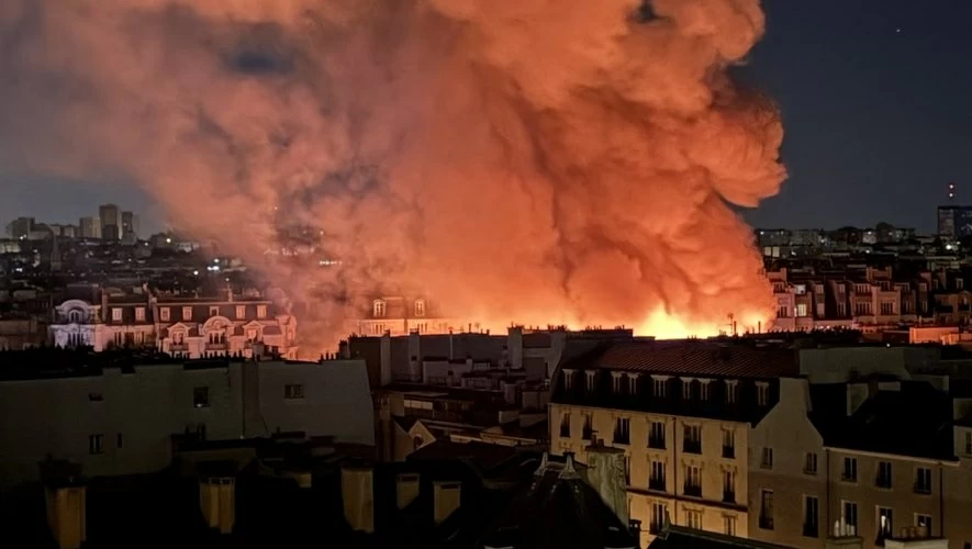 حريق يلتهم أقدم سوق مغطى للمواد الغذائية في باريس