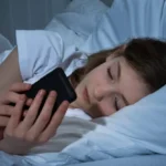 ضوء الهاتف الأزرق في الظلام.. مخاطر تتجاوز الأرق وسرقة الرؤية