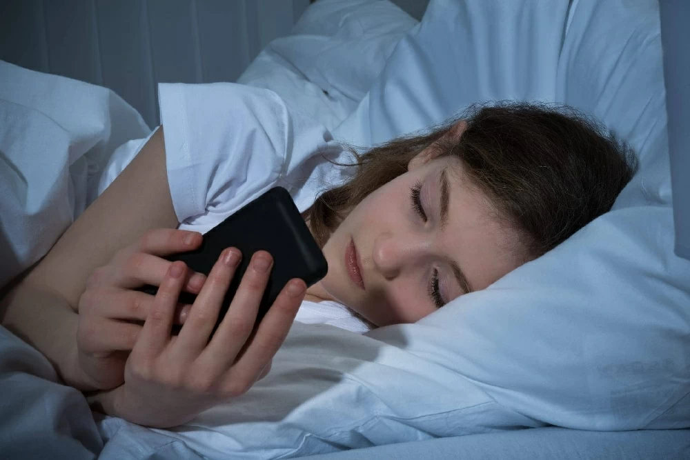 ضوء الهاتف الأزرق في الظلام.. مخاطر تتجاوز الأرق وسرقة الرؤية