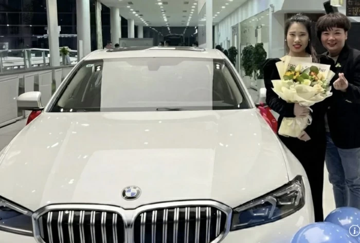 تخفيفًا لمعاناتهم.. رئيسة شركة صينية تهدي موظفيها سيارات BMW