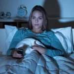 ماذا يحدث لقلبك إذا تركت التلفزيون يعمل وأنت نائم؟