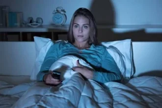 ماذا يحدث لقلبك إذا تركت التلفزيون يعمل وأنت نائم؟