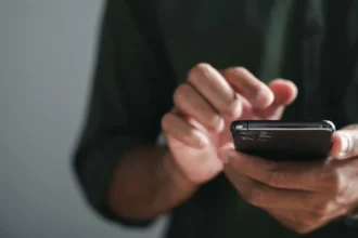 «قوقل» تحظر شركة إسرائيلية بعد كشف استخدام الإعلانات لاختراق الهواتف
