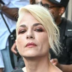 ماذا جرى على متن الطائرة؟.. ممثلة أمريكية مشهورة تواجه اتهامات بالاعتداء