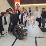 لأنه سائق شاحنات.. أصدقاء عريس يهدونه إطارًا ضخمًا في زفافه بدل الذهب