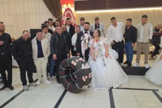 لأنه سائق شاحنات.. أصدقاء عريس يهدونه إطارًا ضخمًا في زفافه بدل الذهب