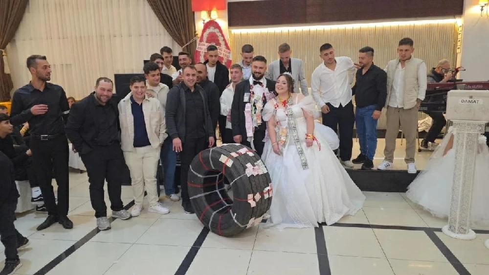 لأنه سائق شاحنات.. أصدقاء عريس يهدونه إطارًا ضخمًا في زفافه بدل الذهب