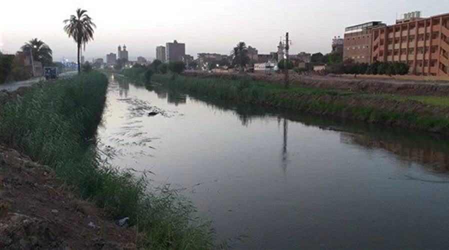 «قناة سوهاج» تبتلع سيارة عائلة.. وفاة فتاتين والعريس لا يزال مفقودًا