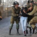 الاحتلال يعتقل 22 فلسطينيا ويحتجز العشرات خلال اقتحامه عدة مناطق في الخليل​ 