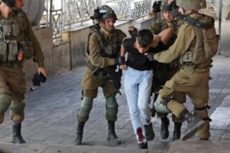 الاحتلال يعتقل 22 فلسطينيا ويحتجز العشرات خلال اقتحامه عدة مناطق في الخليل​ 