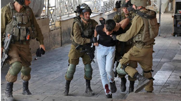 الاحتلال يعتقل 22 فلسطينيا ويحتجز العشرات خلال اقتحامه عدة مناطق في الخليل​ 