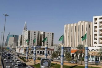 مدارس الرياض تتحول إلى التعليم عن بُعد أسبوعا عقب الهجوم على المطار
