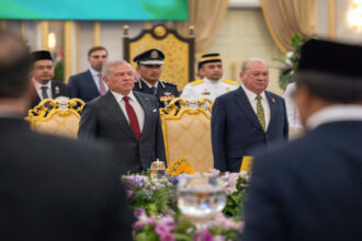 الملك يعقد مباحثات مع ملك ماليزيا تناولت العلاقات بين البلدين ومستجدات الإقليم