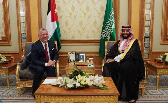 الملك يؤكد لولي العهد السعودي وقوف الأردن وتضامنه مع السعودية لحماية أمنها
