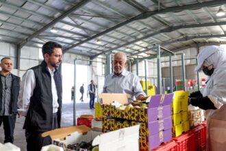 ولي العهد يزور مزرعة نموذجية في المفرق ويطلع على تجربتها في توظيف التقنيات الحديثة