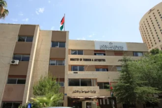 السياحة تدعو للتحقق من ترخيص مكاتب السفر قبل الحجز وتحذر من العروض الوهمية