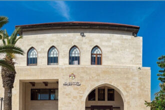 إحالة موظفين حكوميين إلى التقاعد