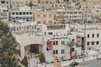 بلدية السلط تدعو المواطنين لإزالة مركباتهم بعدد من الشوارع لتنفيذ أعمال دهان وتخطيط