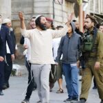 مستوطنون مسلحون يعتدون على الفلسطينيين في الضفة الغربية​ 