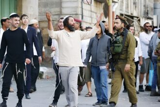 مستوطنون مسلحون يعتدون على الفلسطينيين في الضفة الغربية​ 