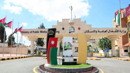 وزير الأشغال يوجه بعدم مطالبة المواطنين بتقارير مساحية عند تقديم طلبات تتعلق بالطرق