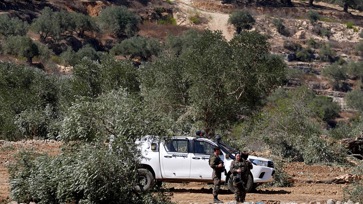 شهيد فلسطيني و16 إصابة بهجوم للمستوطنين على قاطفي الزيتون في الضفة​ 