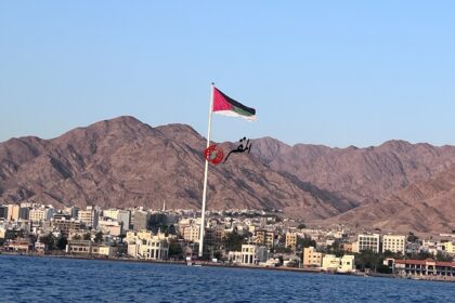 القوة البحرية والزوارق الملكية تنقذ قاربين سياحيين في العقبة